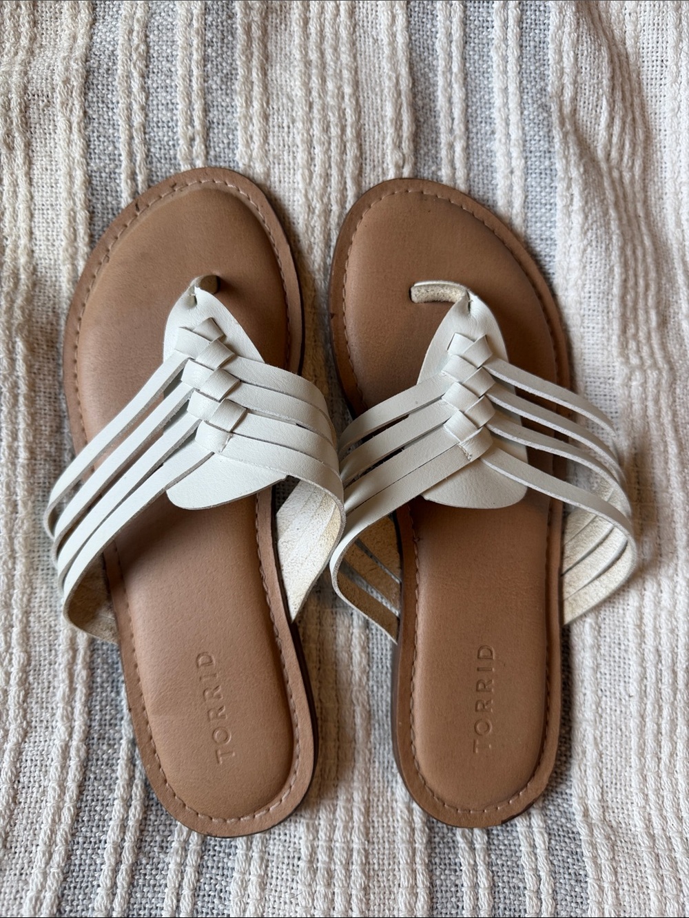 torrid 9WW White Braided Toe-Loop Slide Sandals with Tan Footbed